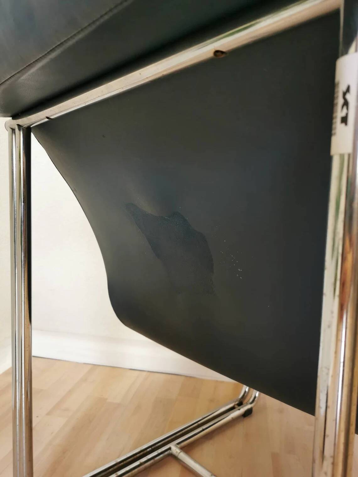 Fauteuil lounge vintage en cuir bleu marine : structure tubulaire chromée, style italien futuriste