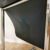 Fauteuil lounge vintage en cuir bleu marine : structure tubulaire chromée, style italien futuriste