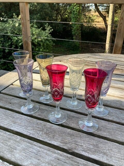 7 flûtes à champagne en verre gravé