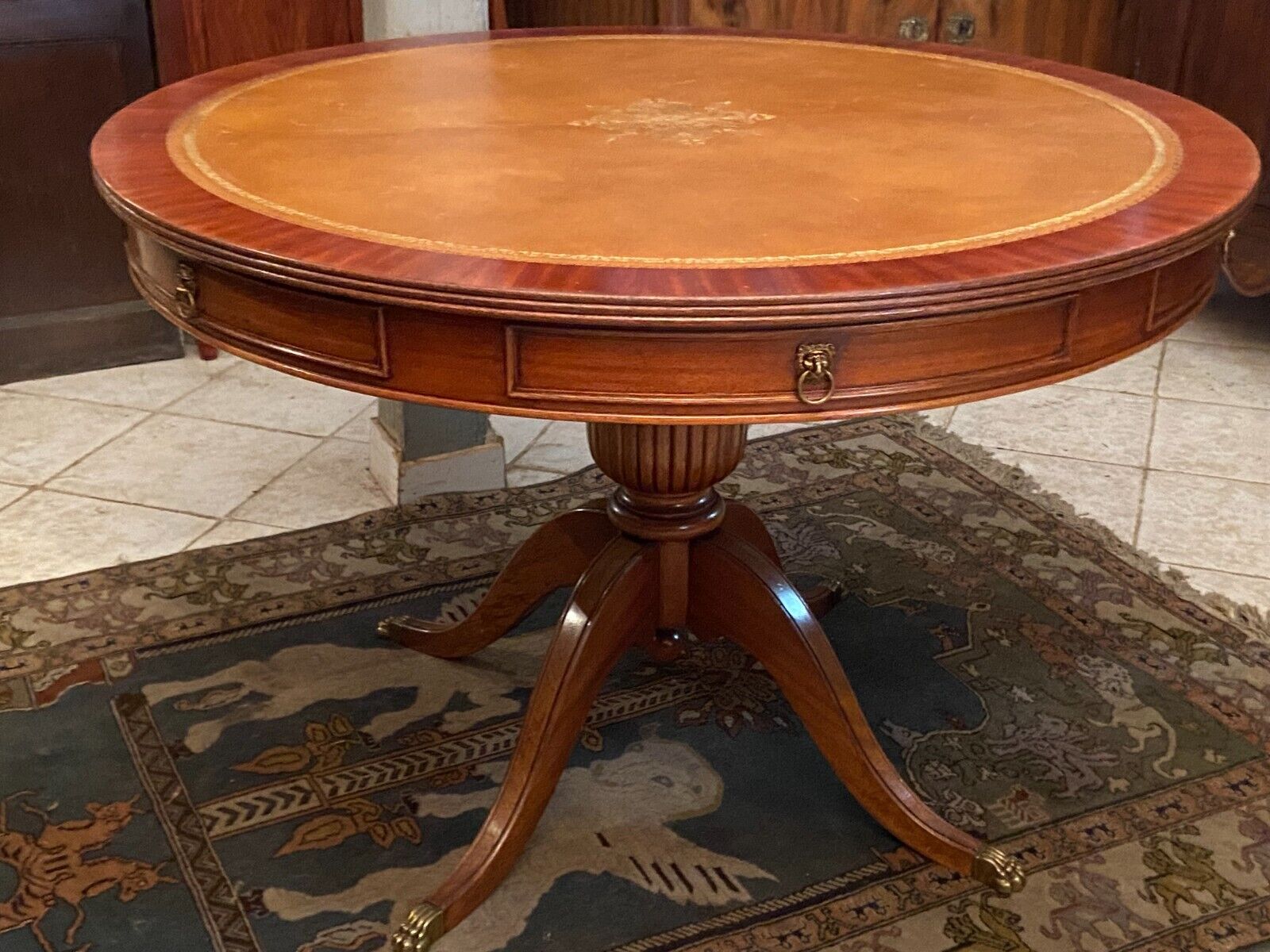 Circular table in light mahogany and leather base claw English style