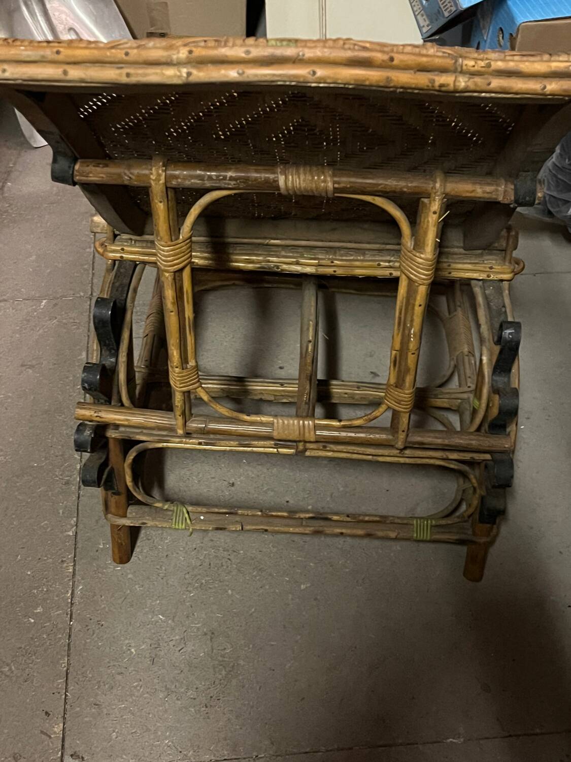 Ancienne chaise longue fauteuil en rotin osier de jardin
