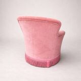 Vintage pink velvet tufted armchair with fringes.