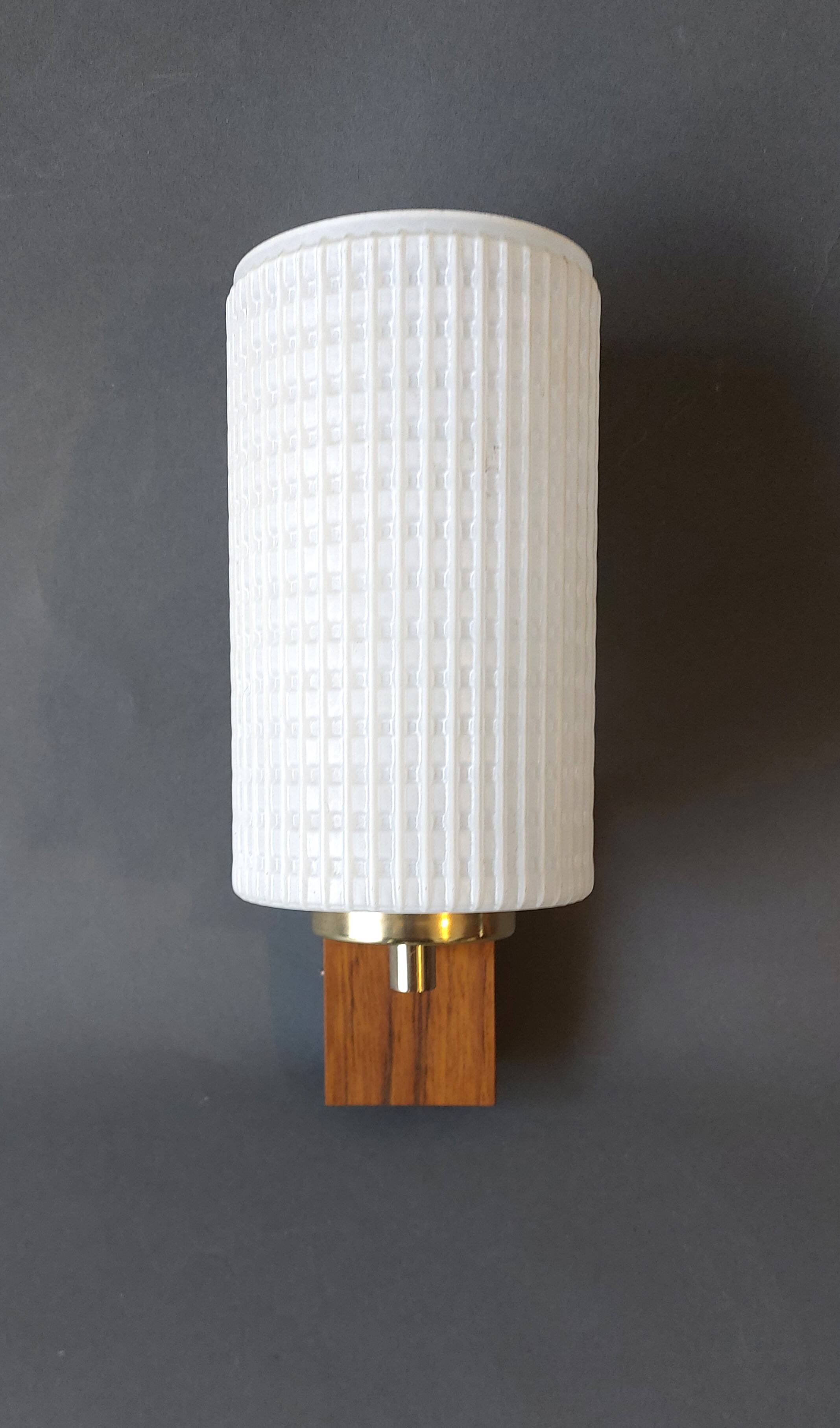1960 wall light in gilded brass and rosewood.