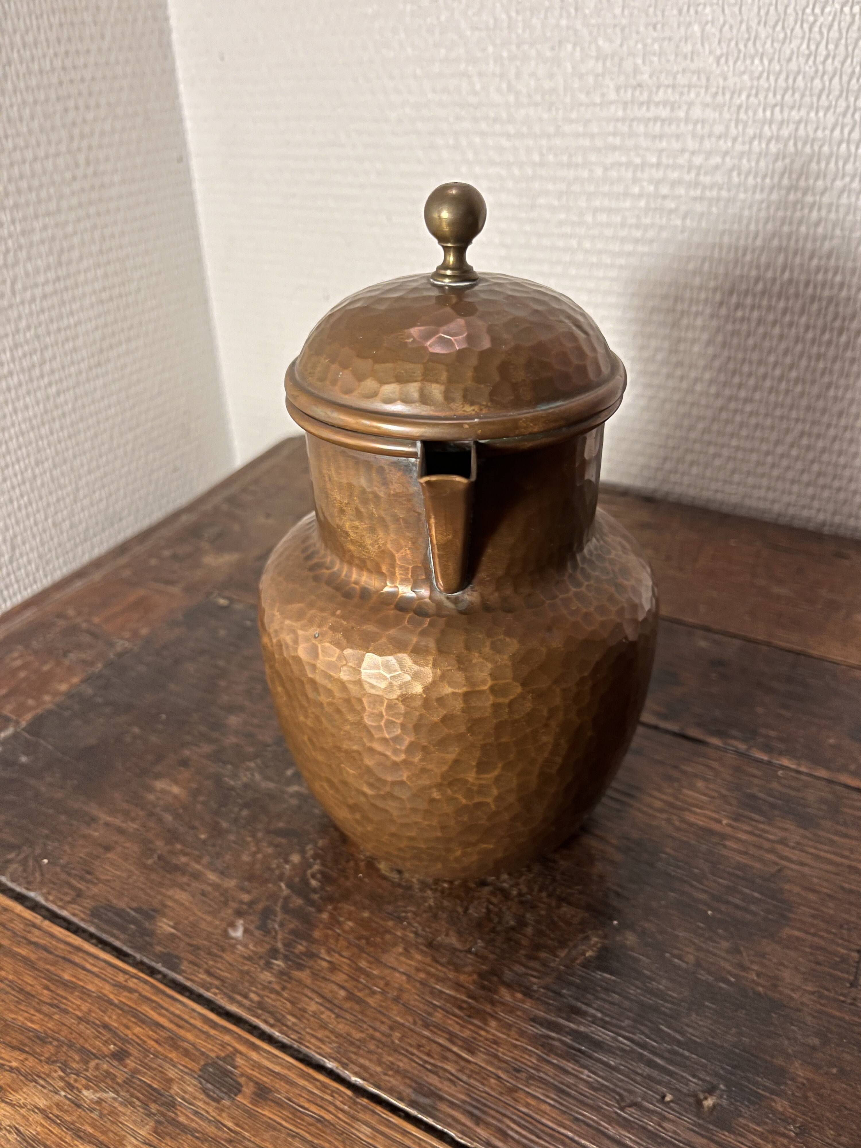 Hammered copper coffee pot signed Aug. Dannhauer, Geneva – 3/4 L