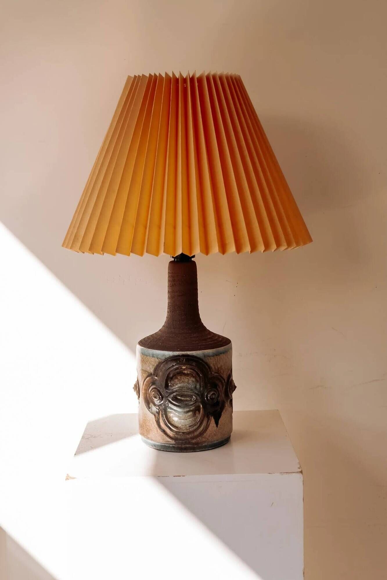 Lampe de table en céramique par IB Oluf Hansen avec abat-jour plissé
