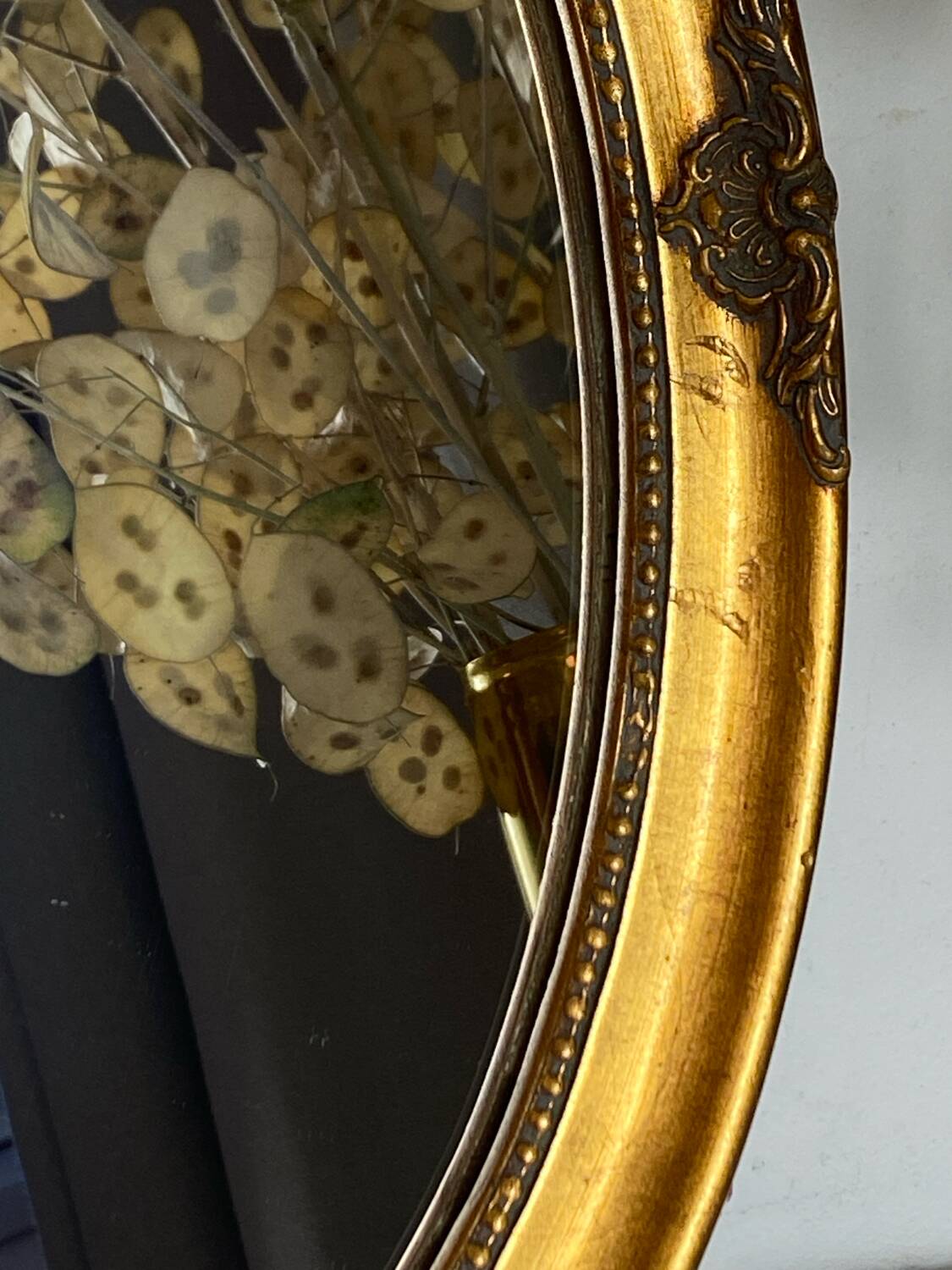 Oval-shaped gilded wooden mirror