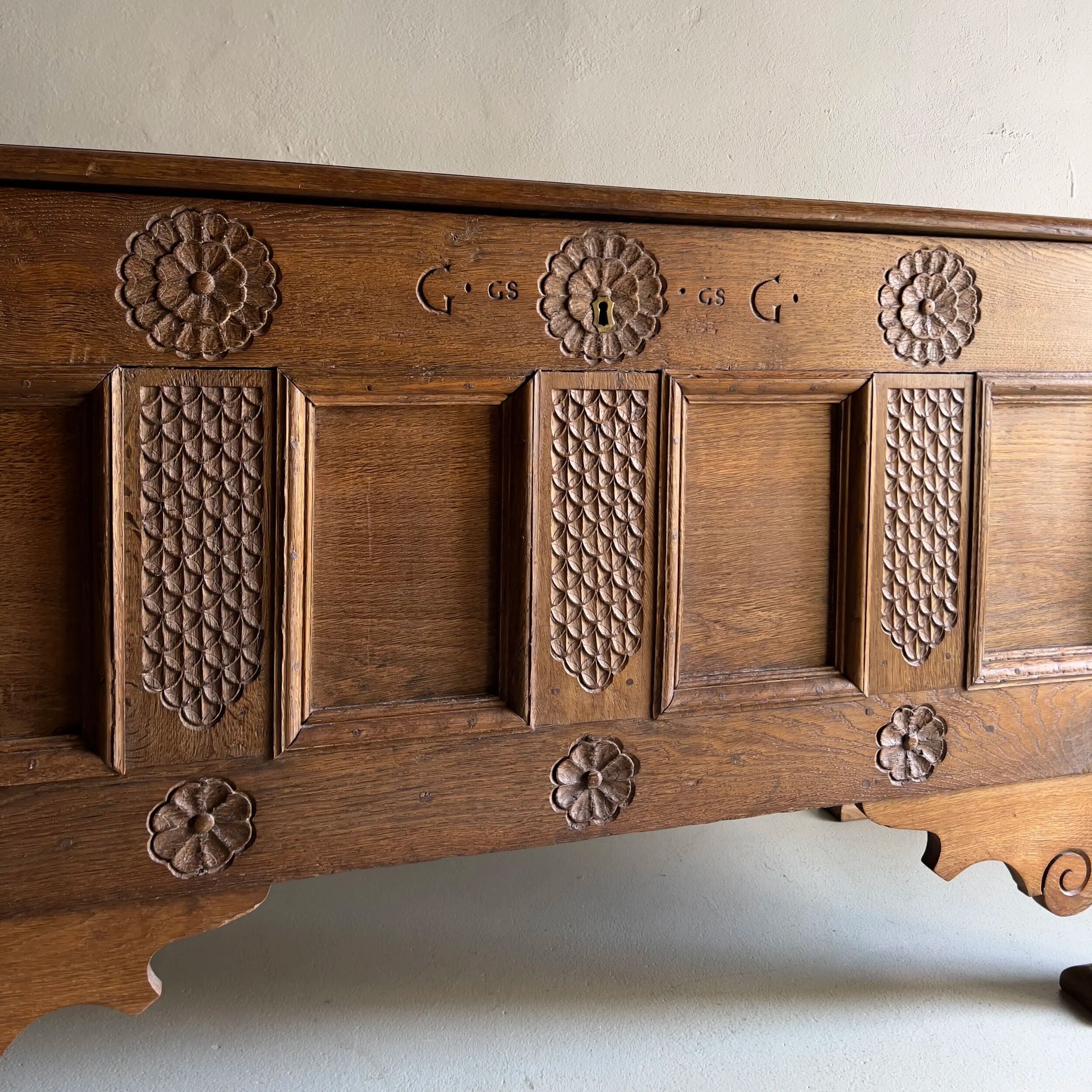 Carved oak chest sideboard, 18th century