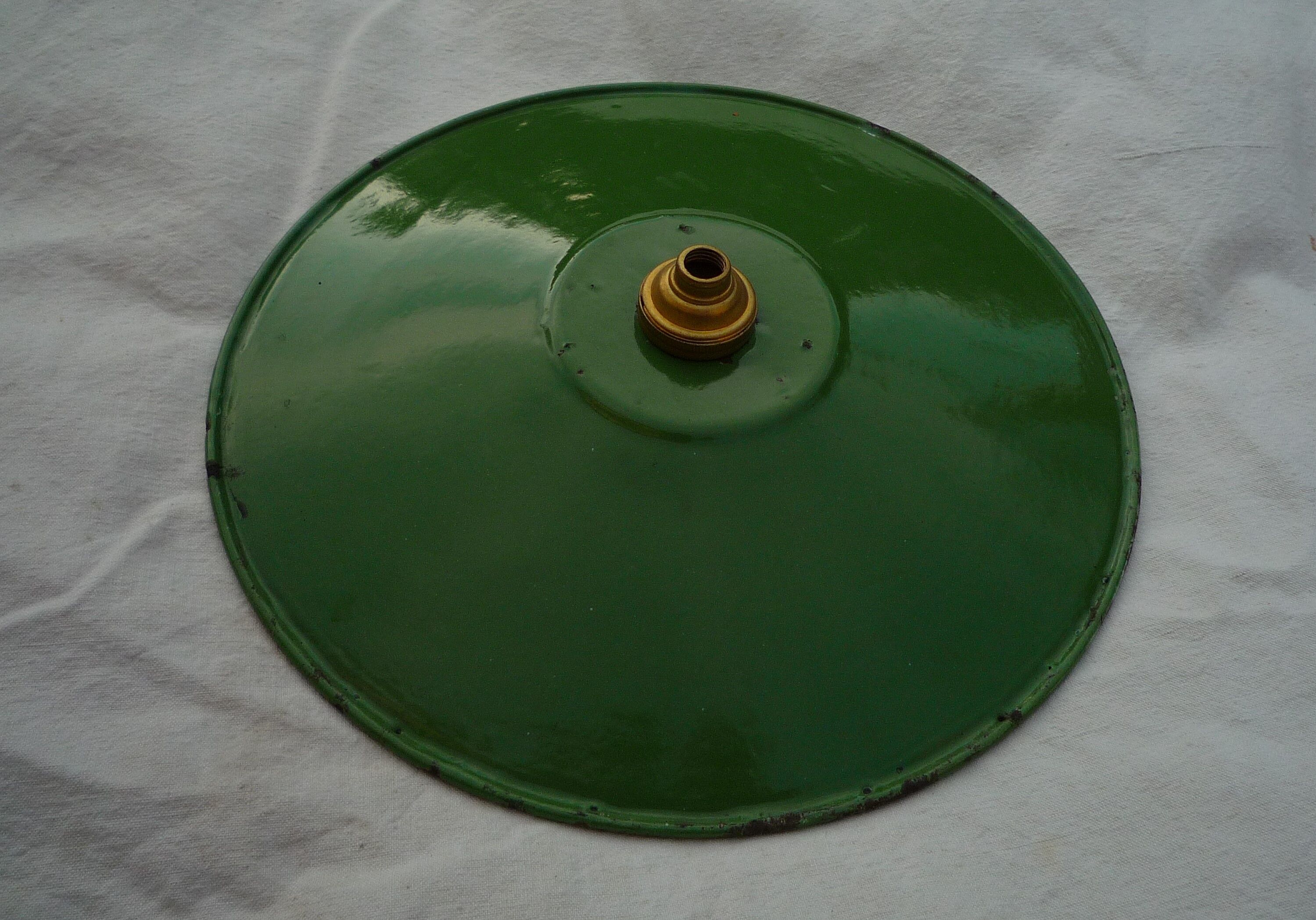 Old suspension in green enamelled sheet metal and brass socket to hang