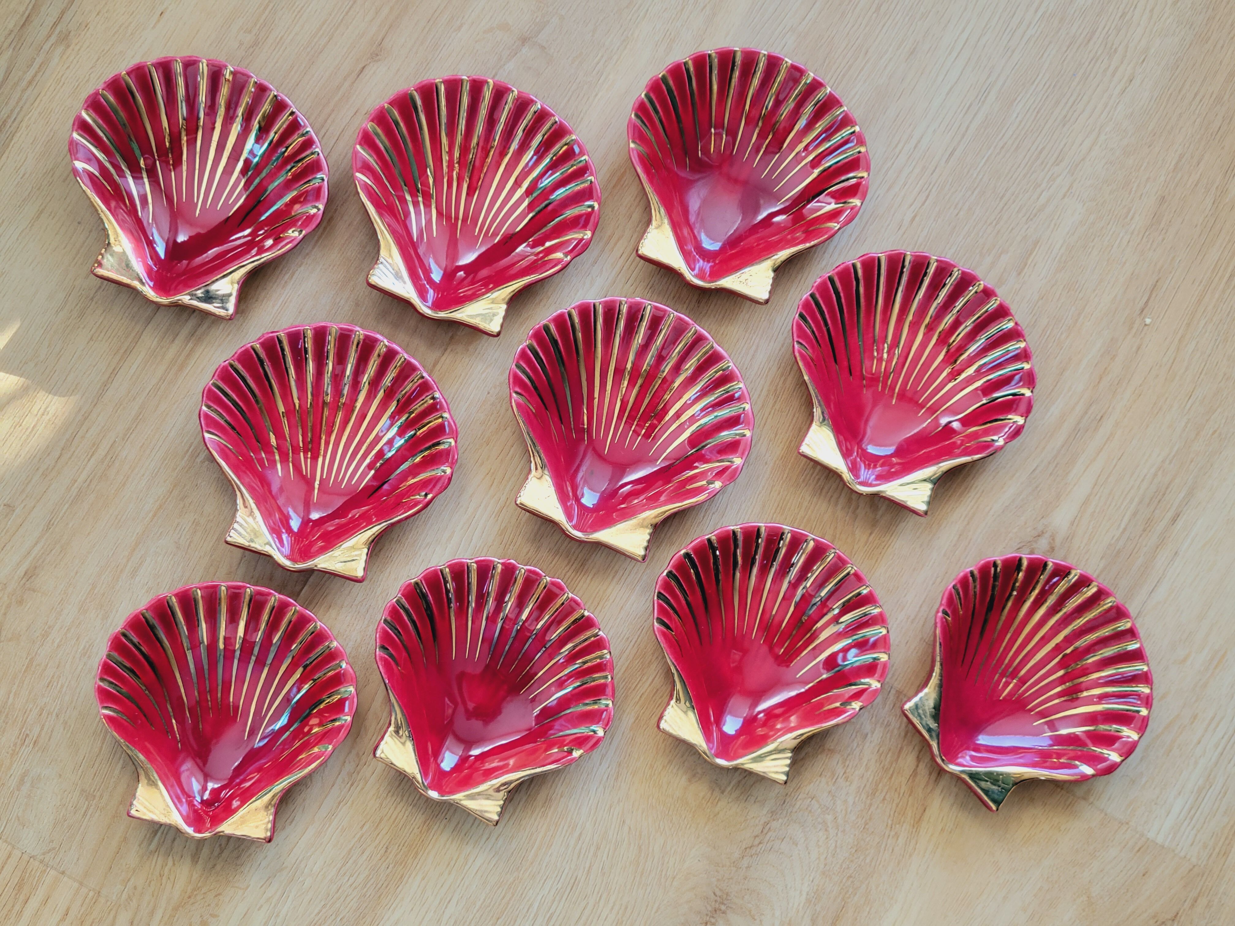 Proceram Aubagne service in red and gilded ceramic shell St Jacques 1950