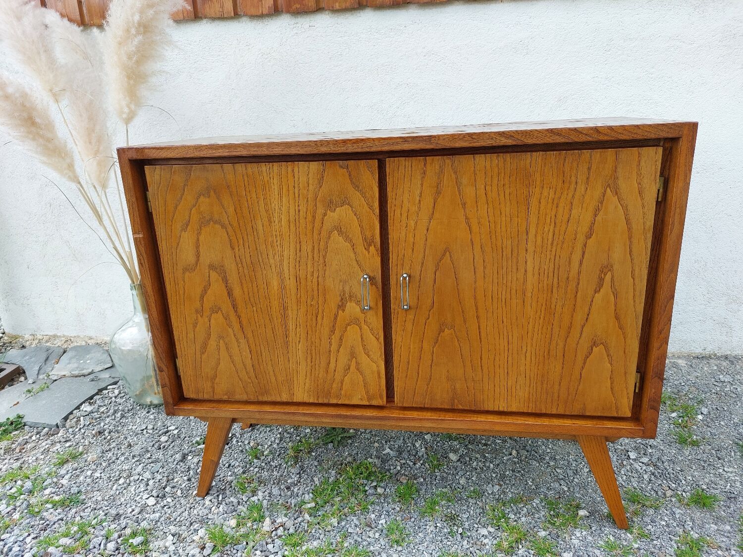 Compass feet sideboard