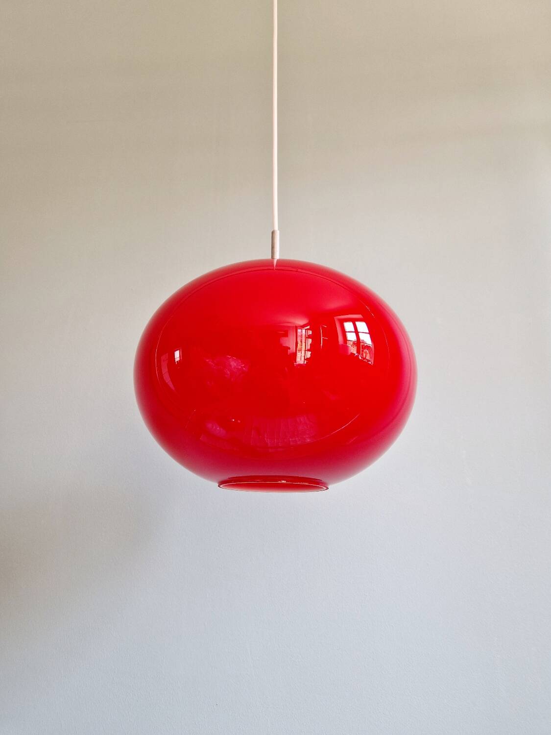 Grande suspension Space Age en opaline rouge, années 1960-70