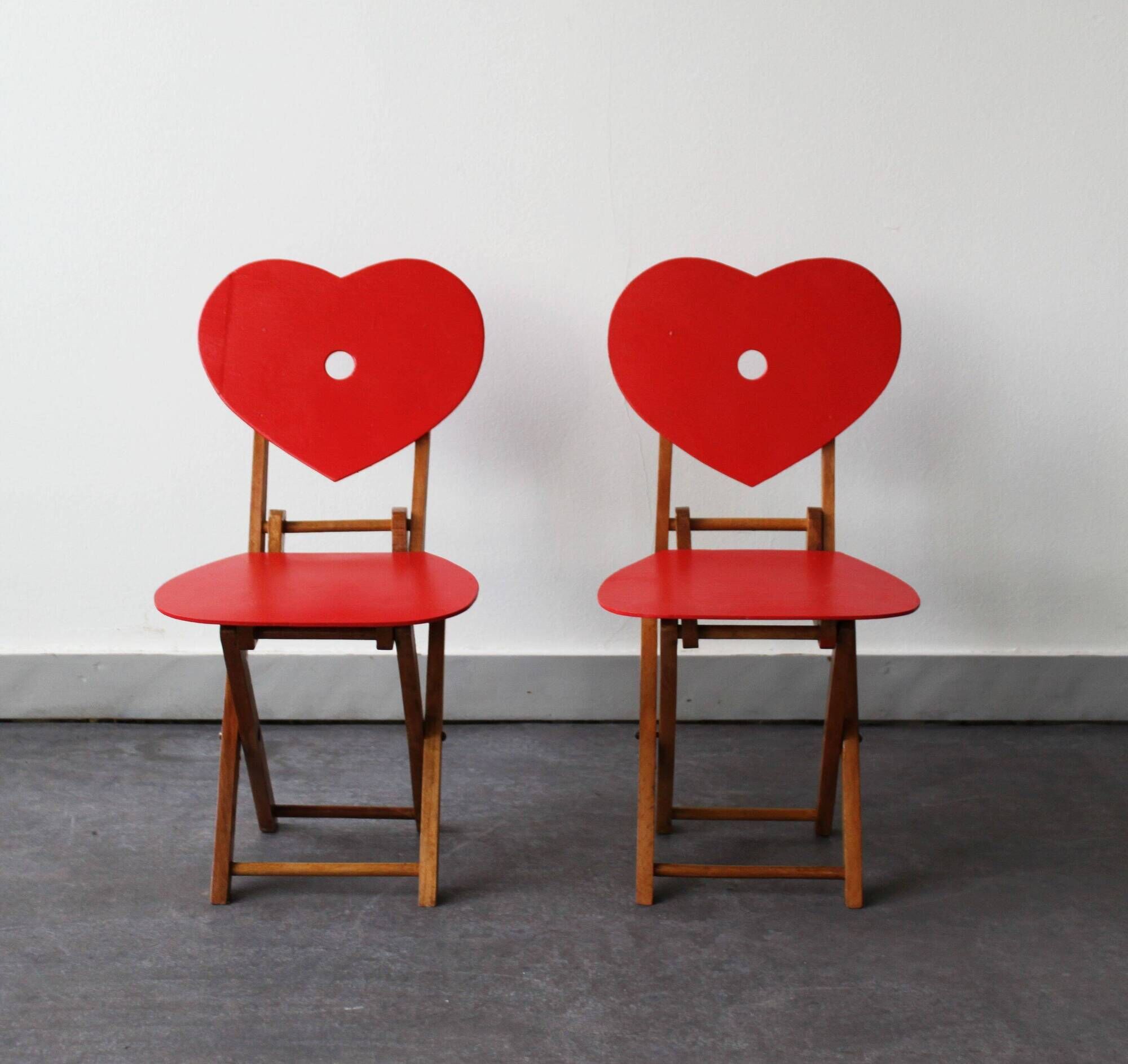 Paire de chaises pliantes vintage en bois pour enfants.