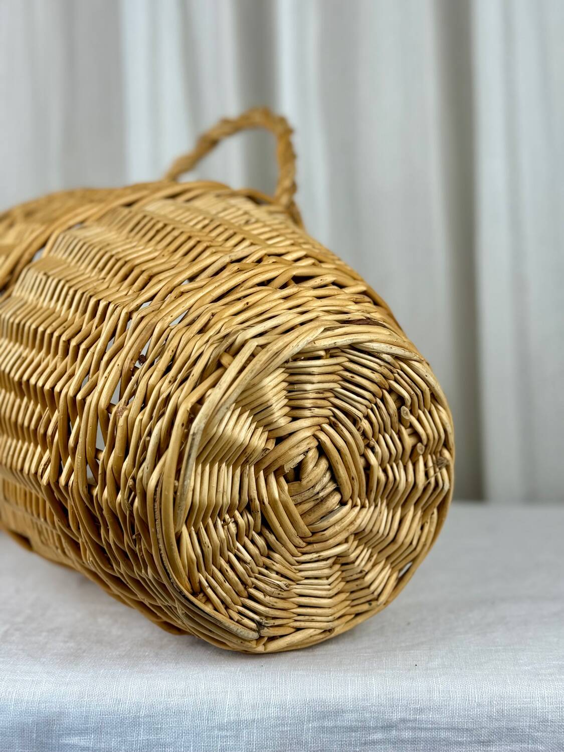 Panier en osier en forme de carafe aiguière
