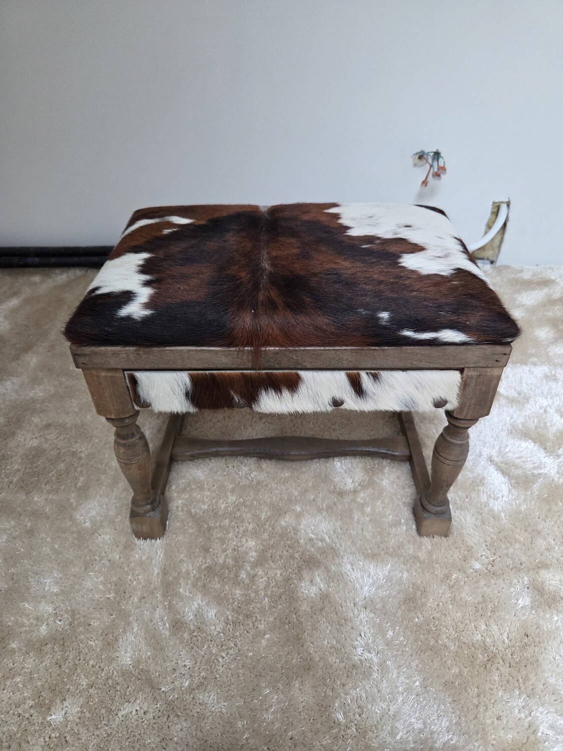 Tabouret coffre vintage en bois et peau de vache