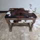 Tabouret coffre vintage en bois et peau de vache
