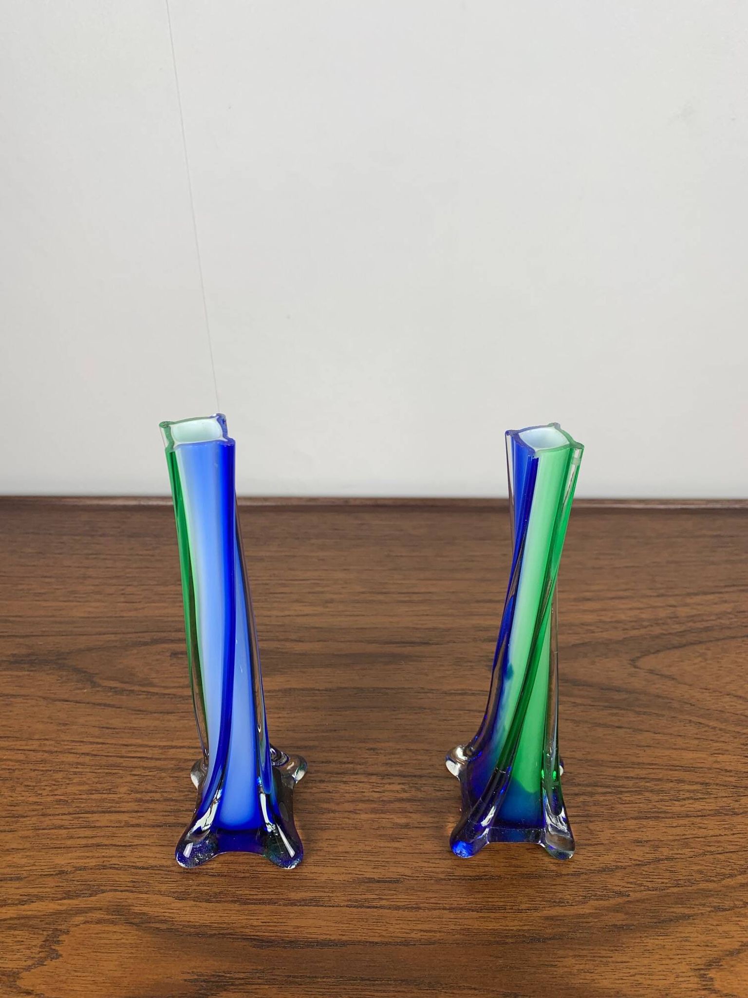 Duo de soliflores en verre soufflé de style Murano, vert et bleu