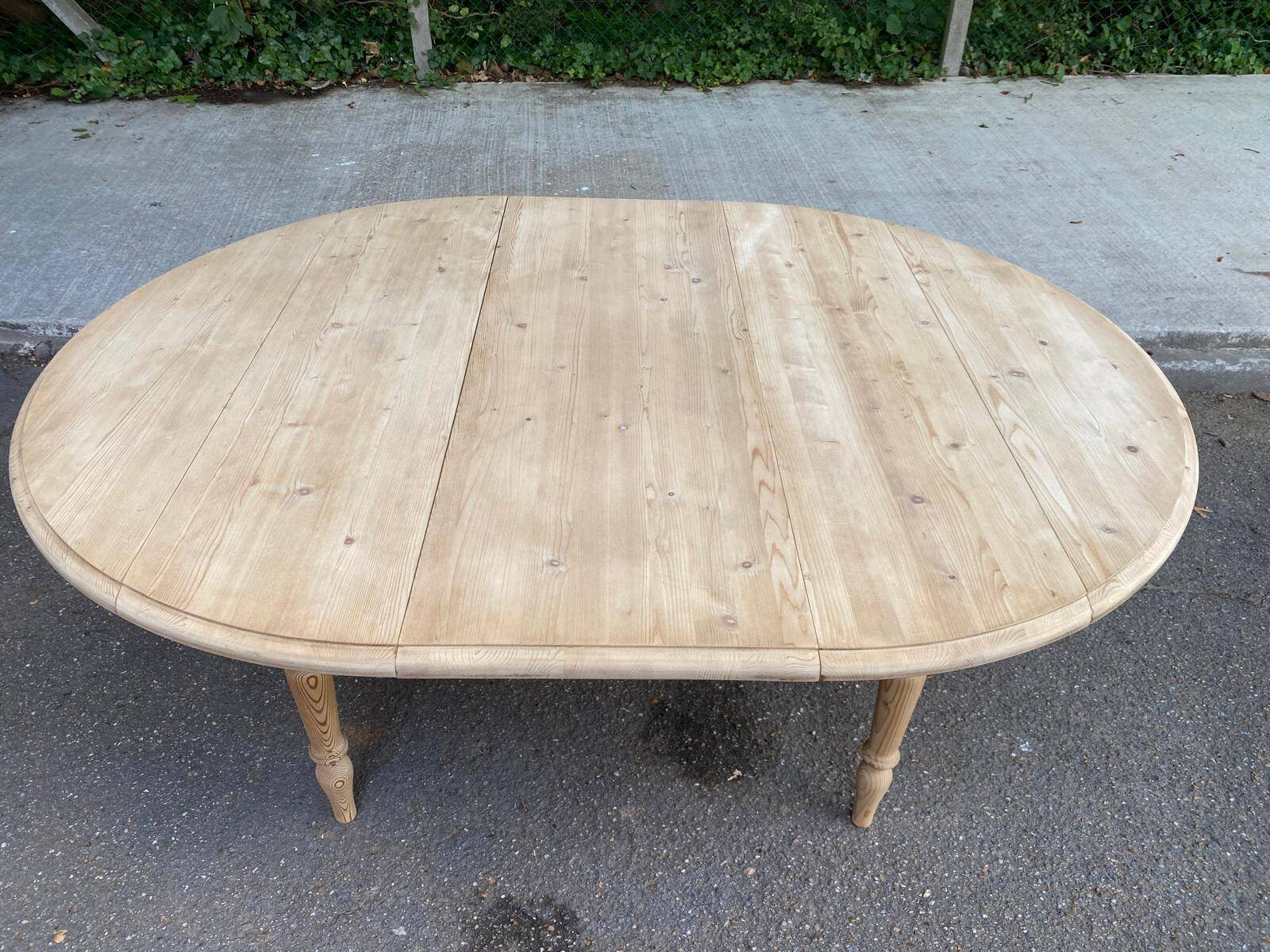 Interior's extendable round dining table with shutters, renovated in solid wood, 15