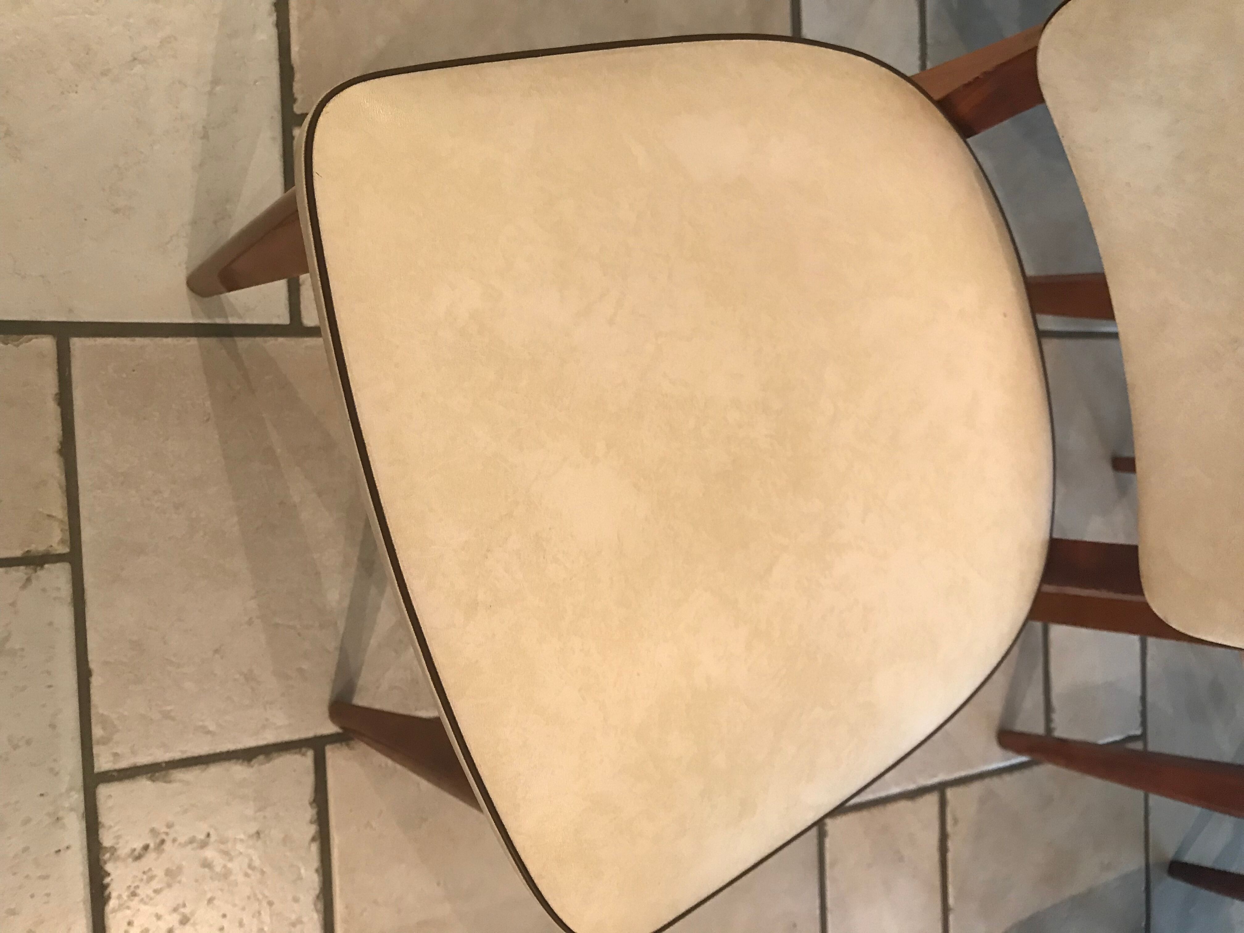 Suite de 6 chaises vintages Skaï beige 1970