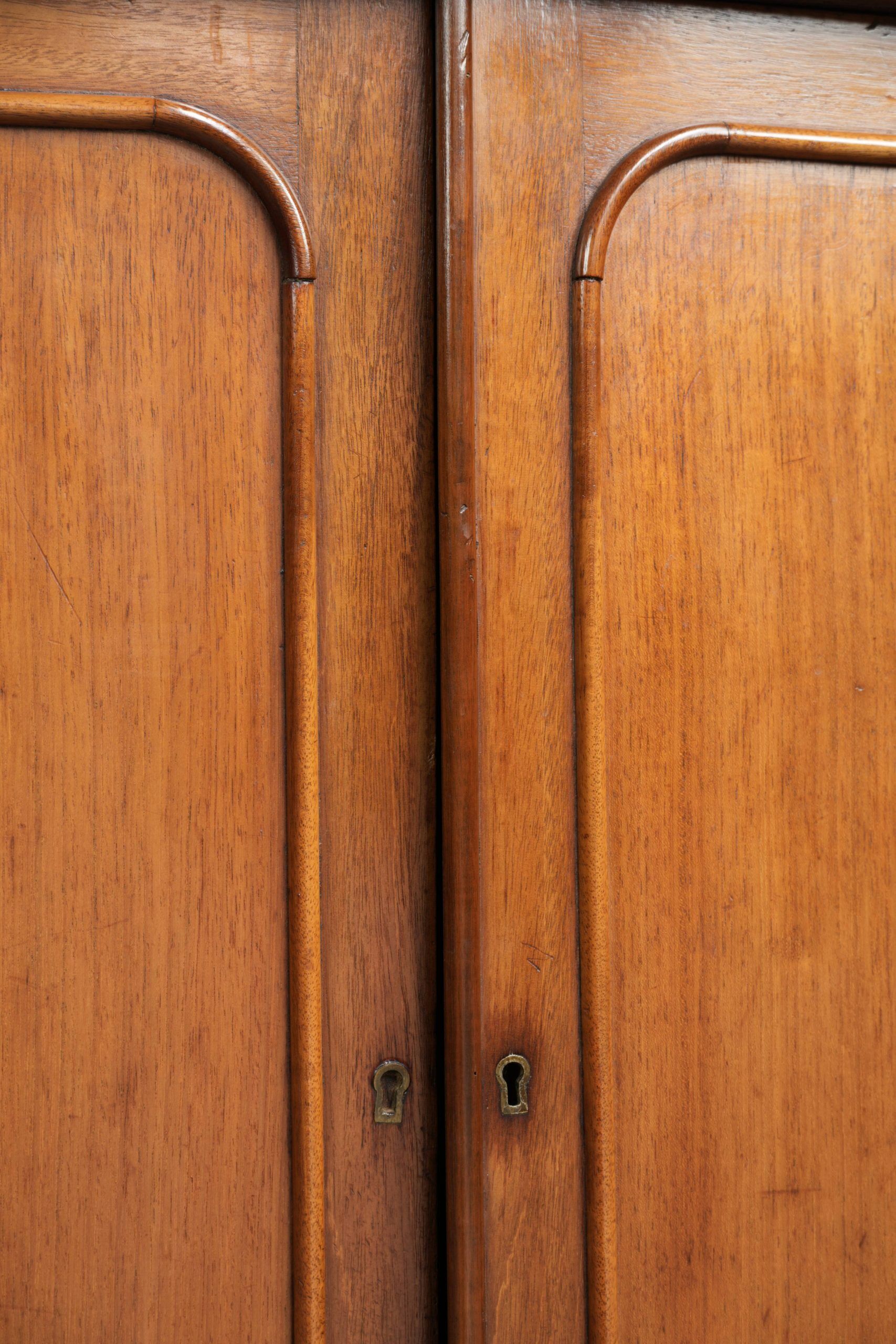 Antique English bookcase / display cabinet from the 19th century