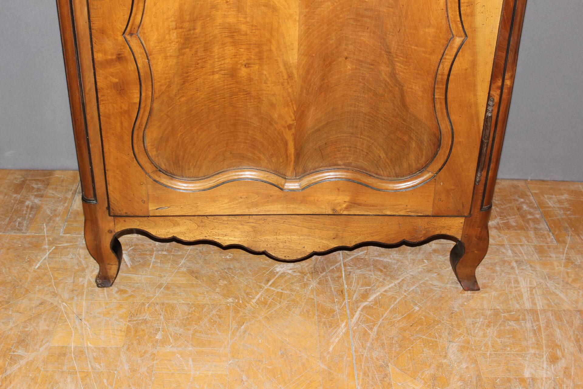 Louis XV bonnetière in walnut from the late 18th century