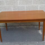 Extendable table in teak