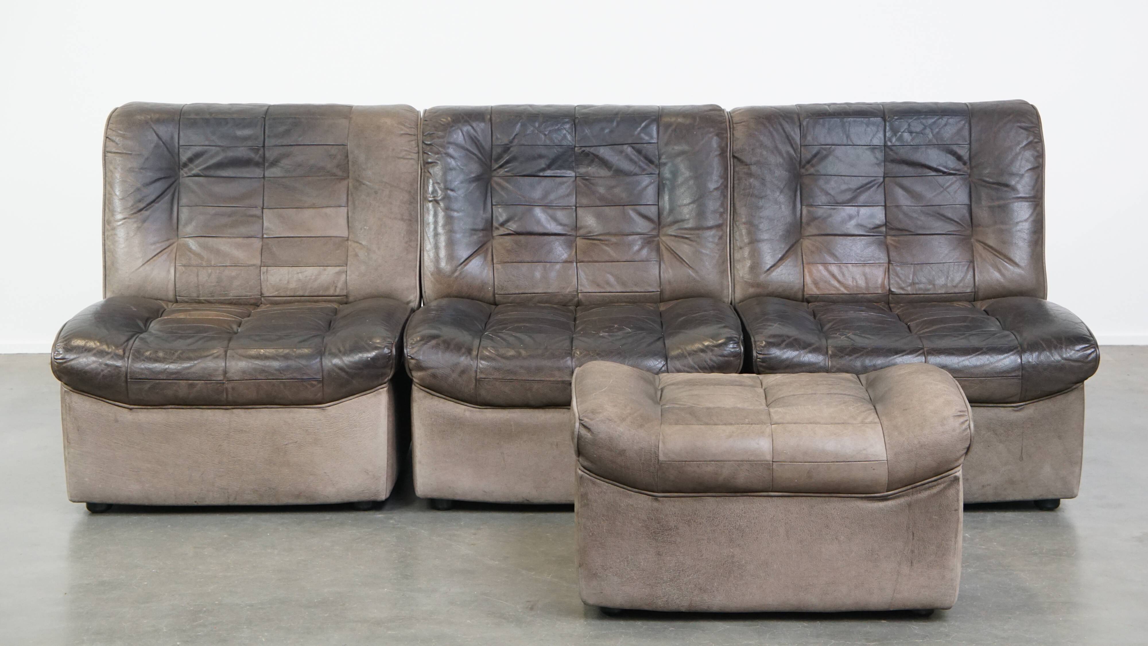 Canapé design modulable en cuir gris, 3 modules et 1 repose-pieds