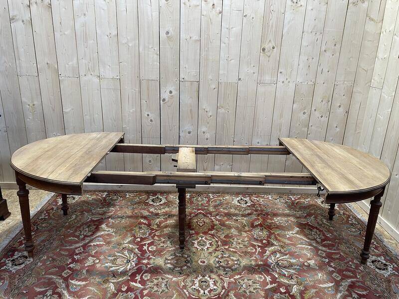 Table de salle à manger ovale de style Louis XVI en noyer