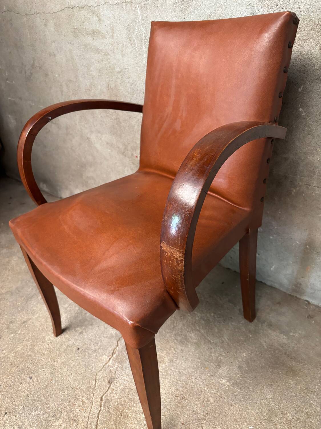 Brown leather effect Skaï bridge armchair