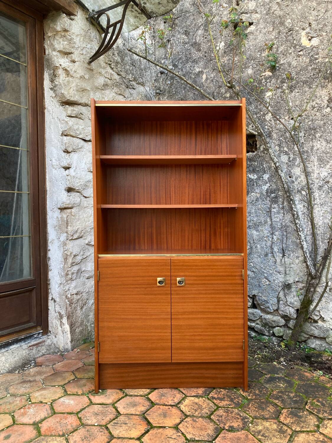 Vintage 1960s display cabinet.