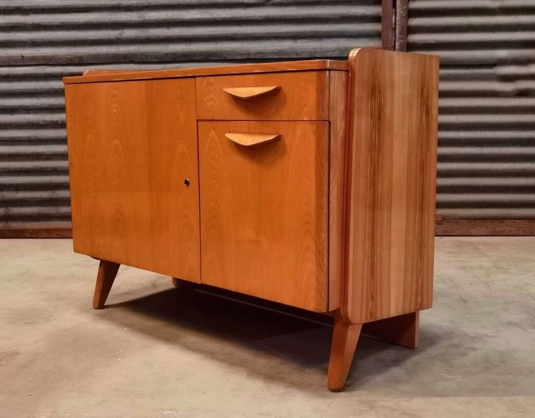 Buffet vintage en bois de Frantisek Jirak. Edition Tatra Nabytok.  République tchèque
