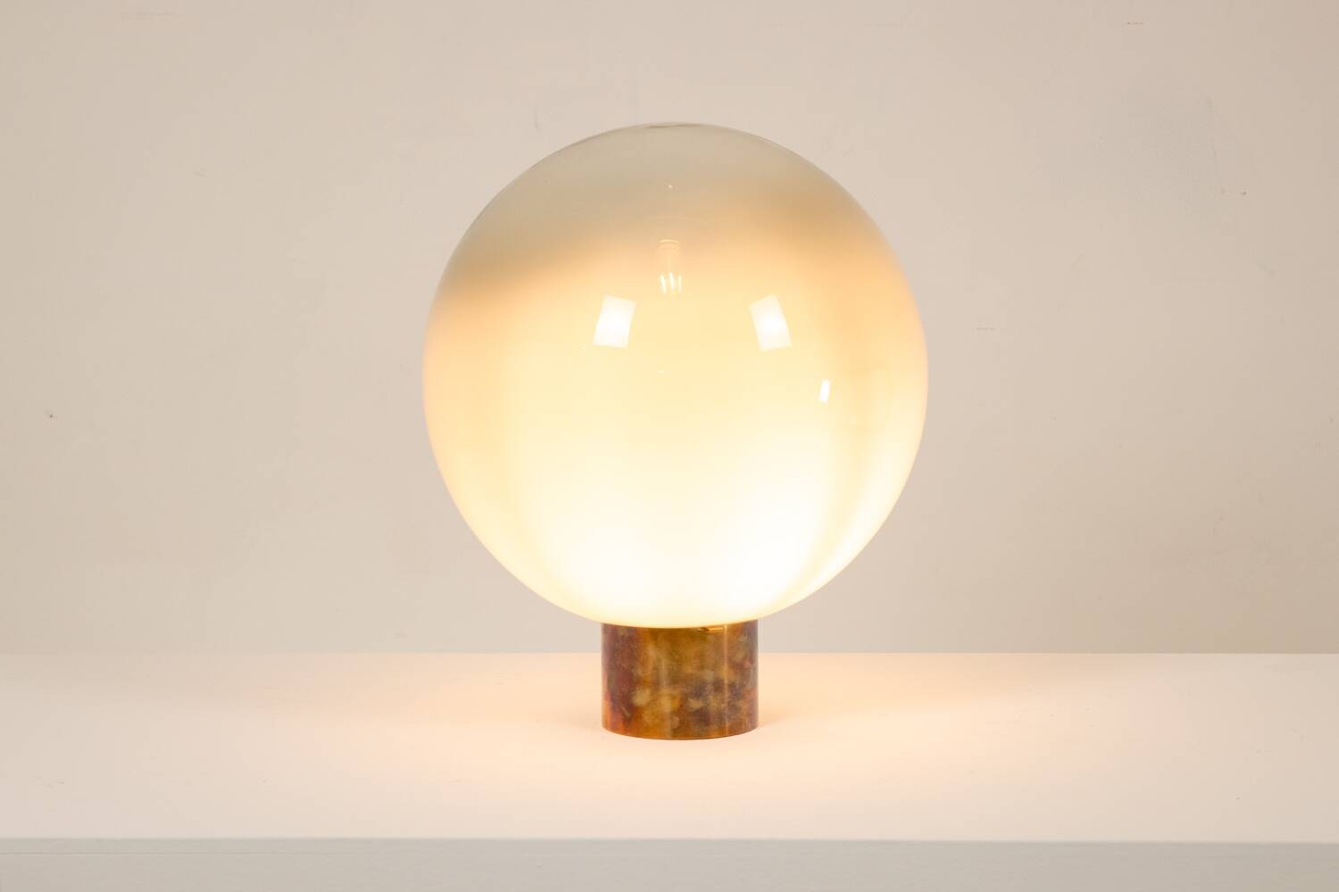 Lampe boule en verre opalescent et bronze patiné.  Contemporain.