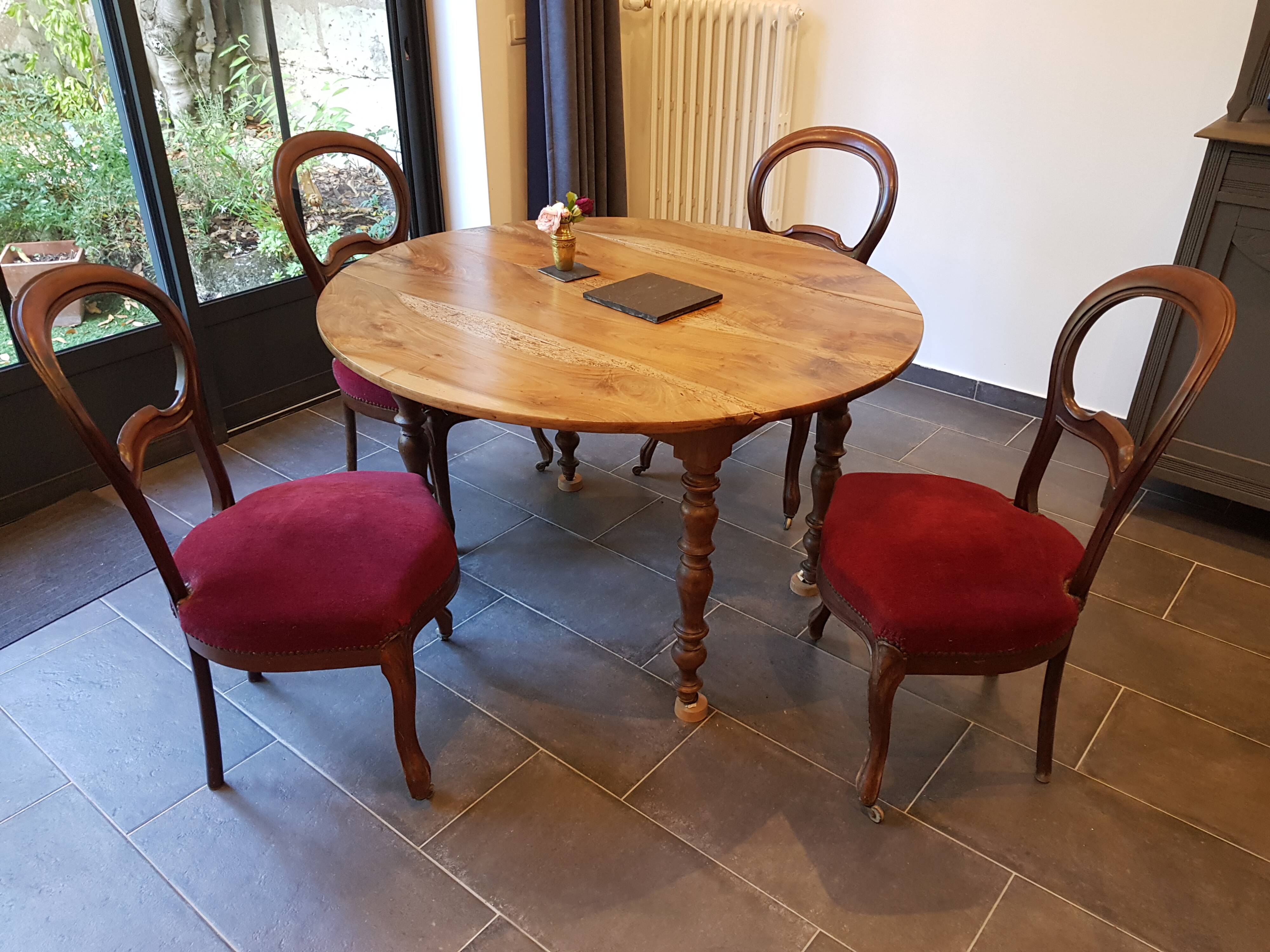 4 chaises médaillon tapissées style Louis Philippe