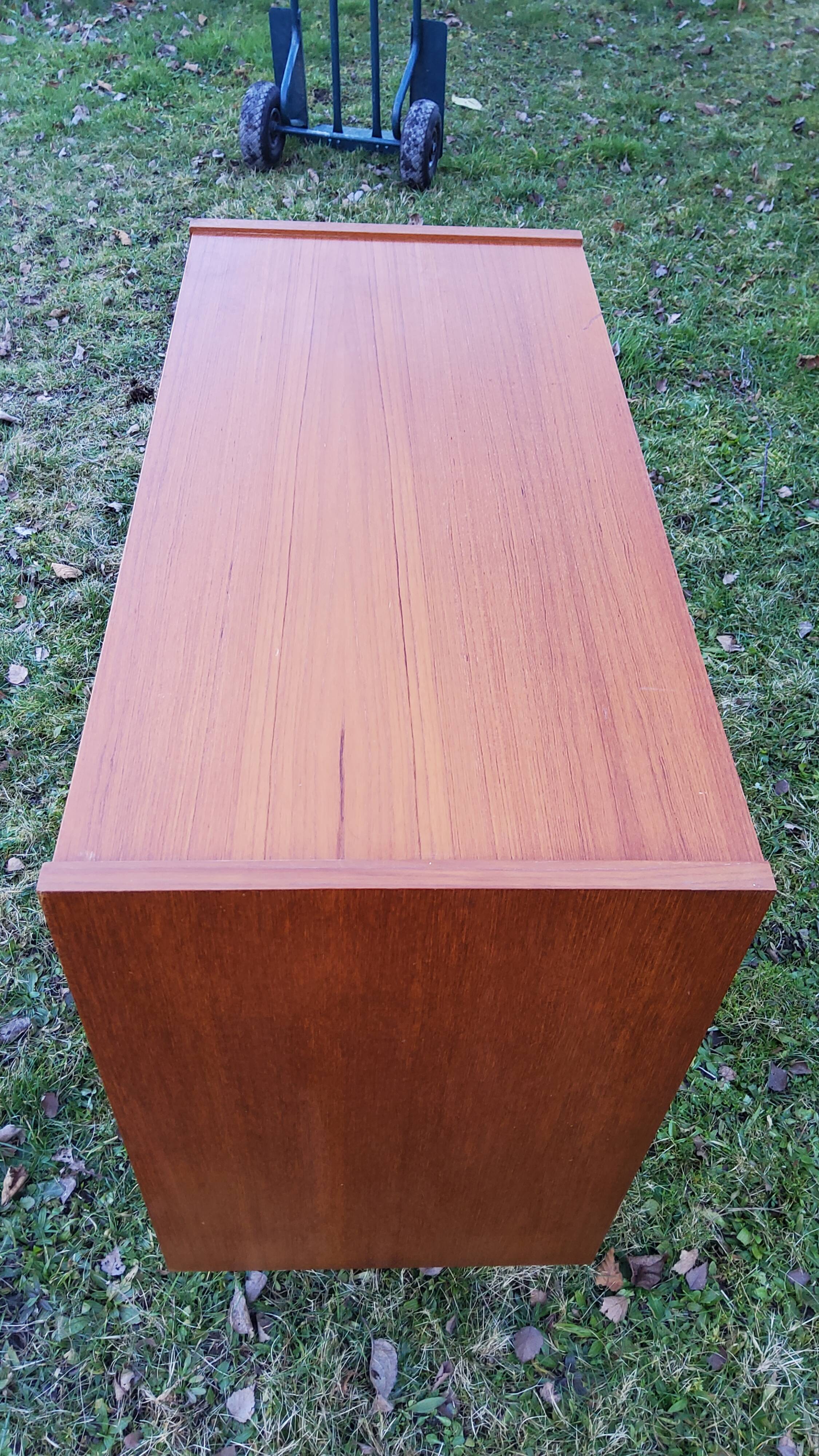 Scandinavian style teak chest of drawers from the 70s 4 drawers