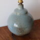 Pied de lampe boule en céramique bleue