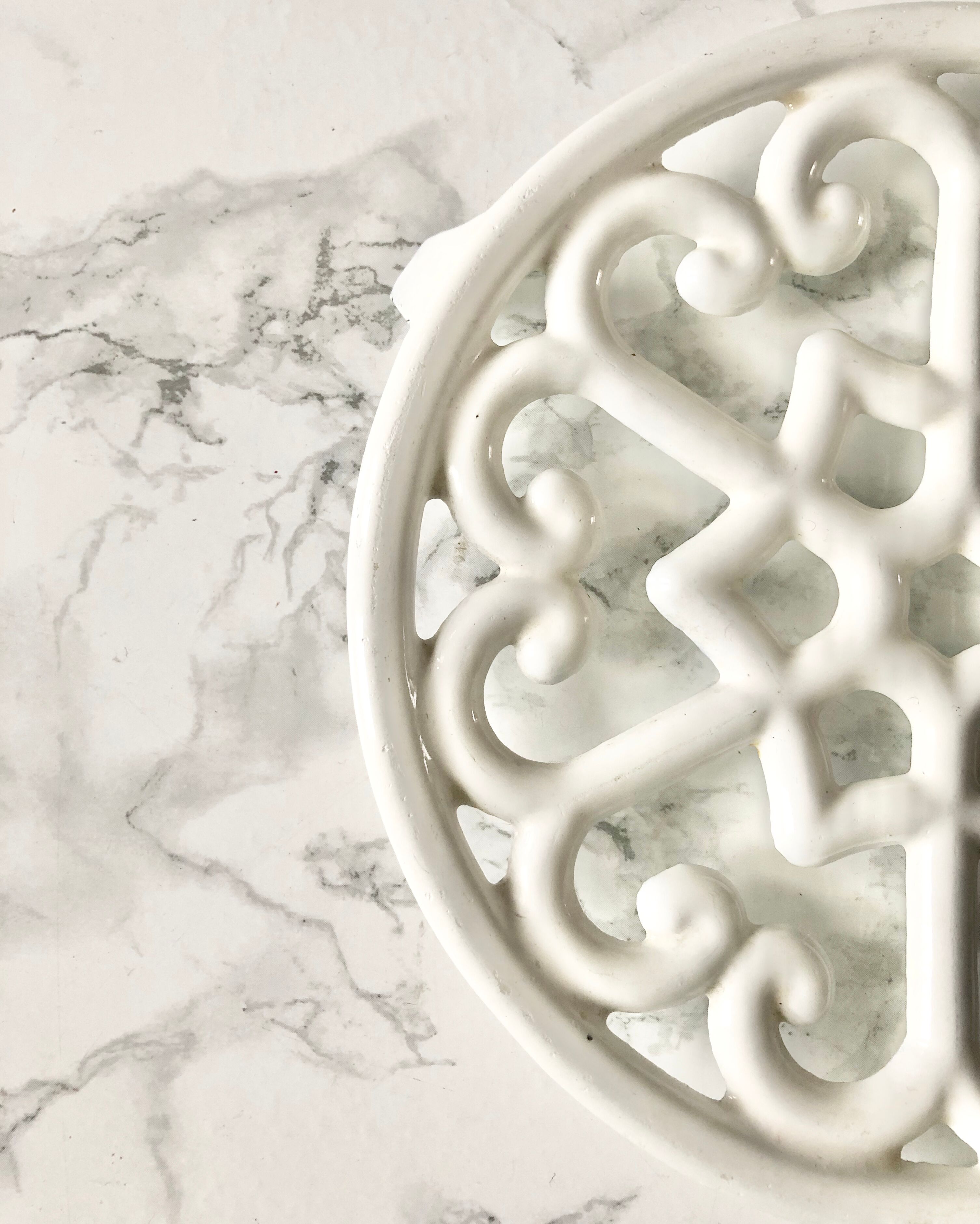Round-shaped vintage flat underside in white enamelled cast iron