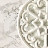 Round-shaped vintage flat underside in white enamelled cast iron