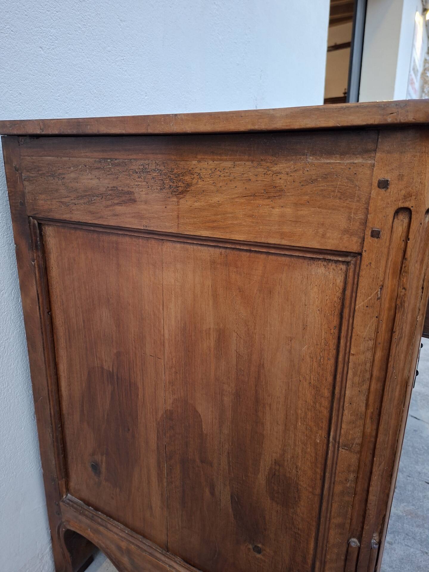Louis XV style commode in solid walnut, 19th century rustic.