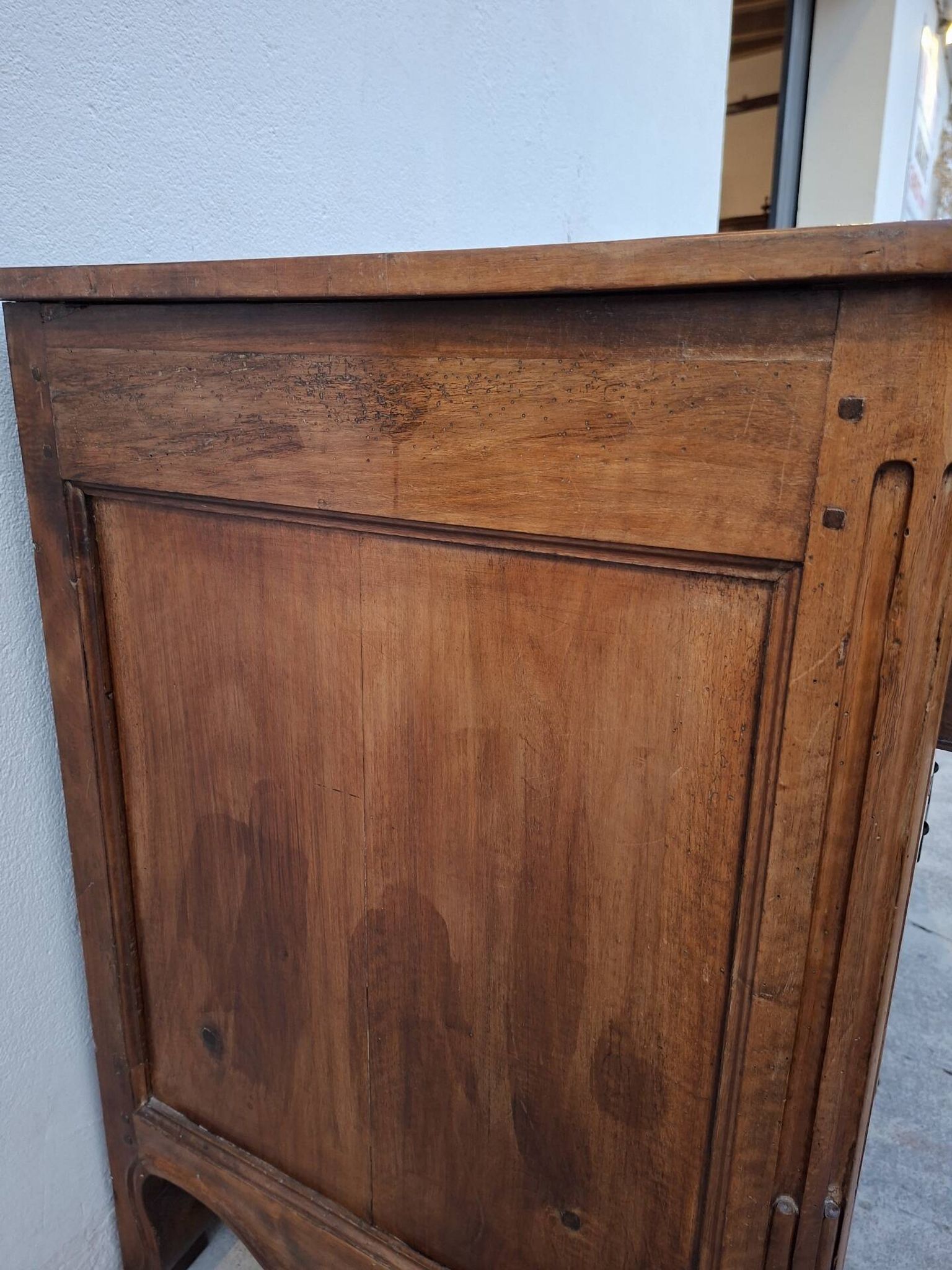 Louis XV style commode in solid walnut, 19th century rustic.