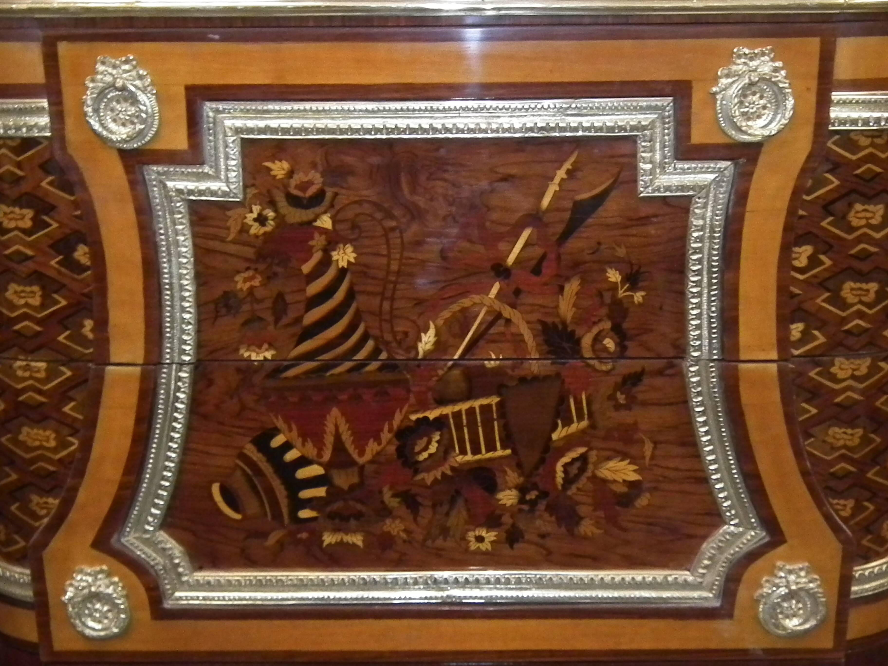 Un buffet style Louis XV avec marbre blanc, orné de bronze, cinq tiroirs