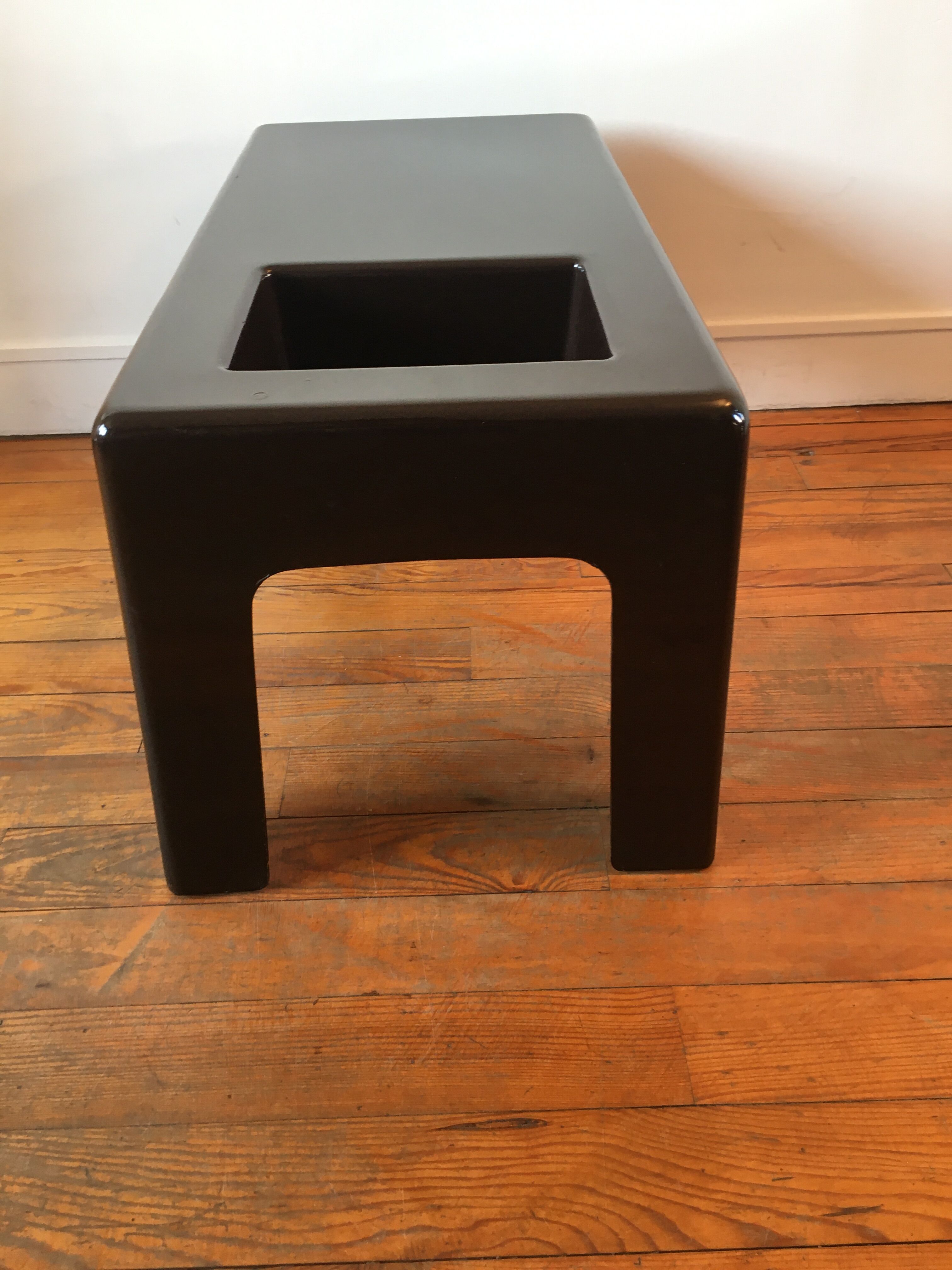 Kostka fiberglass coffee table