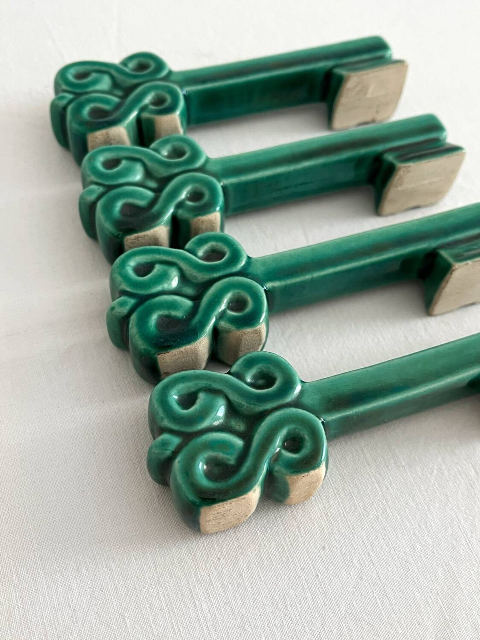 4 green ceramic knife rests in vintage key shape