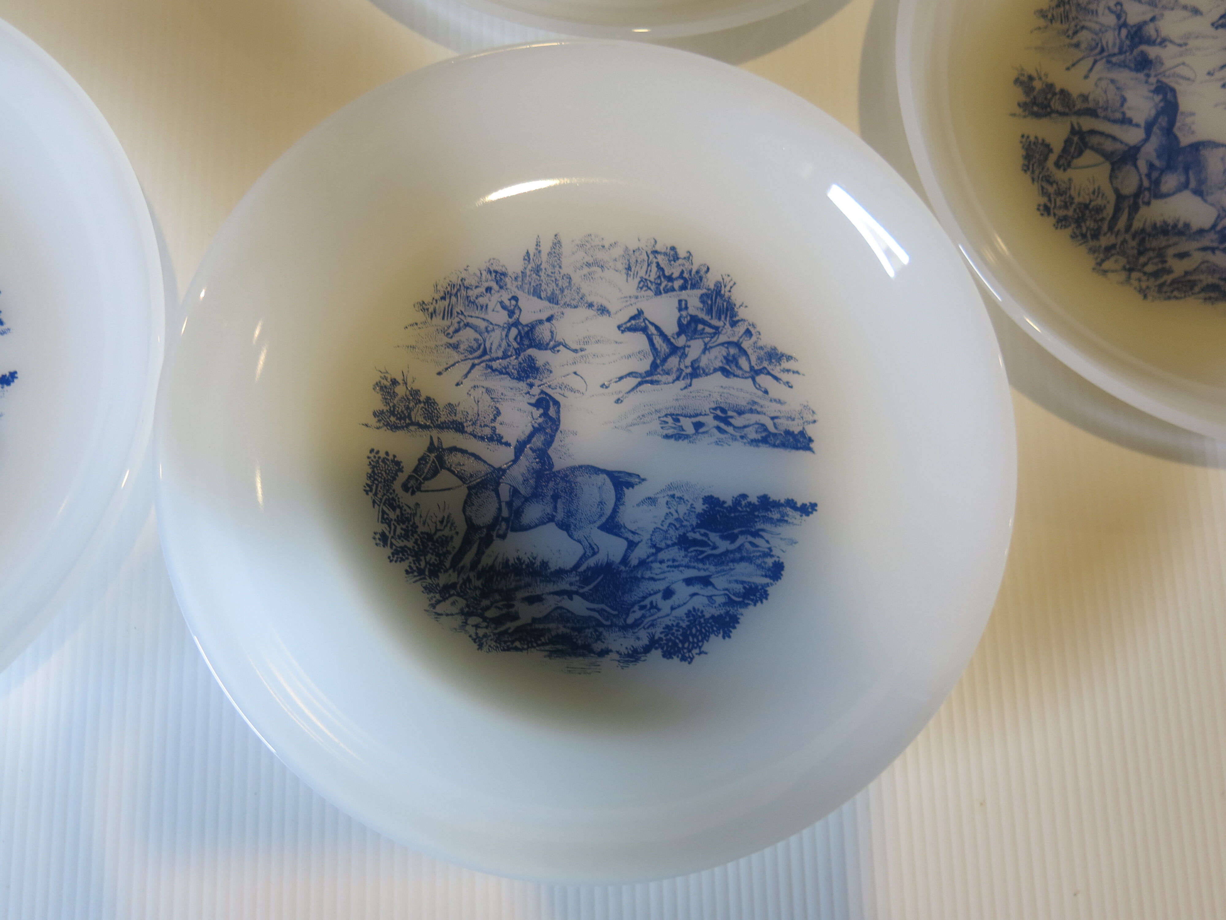 6 hollow plates from Arcopal in good condition