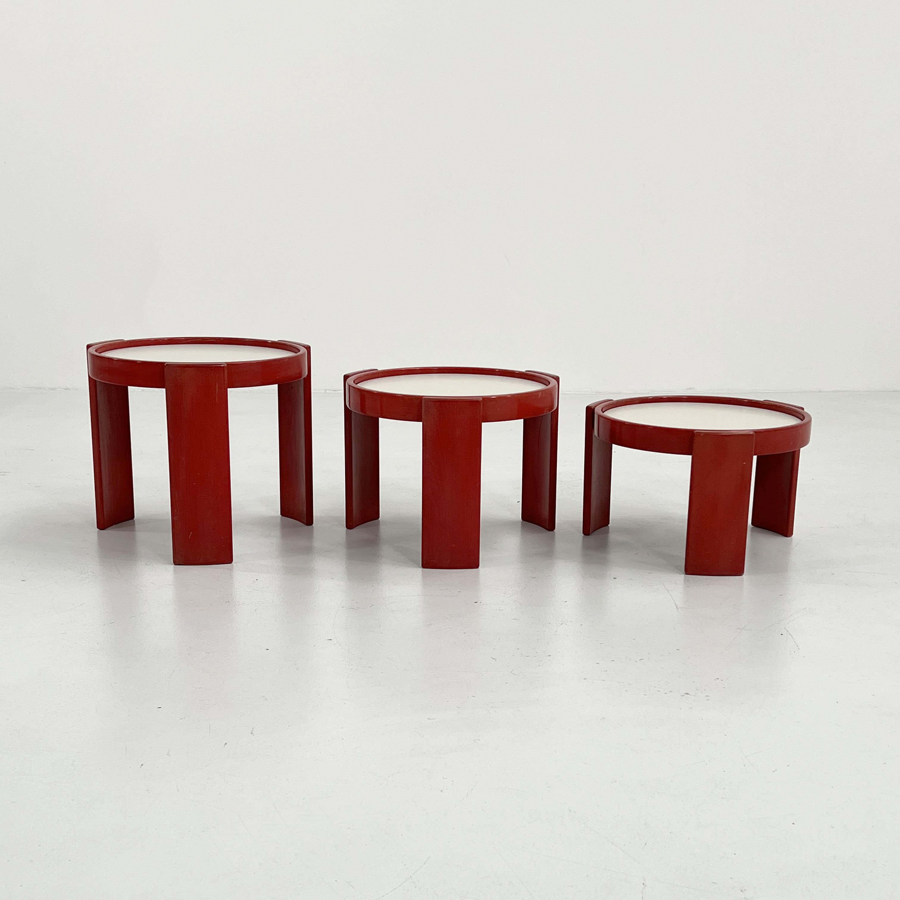 Set of 3 red nesting tables by Gianfranco Frattini for Cassina, 1970