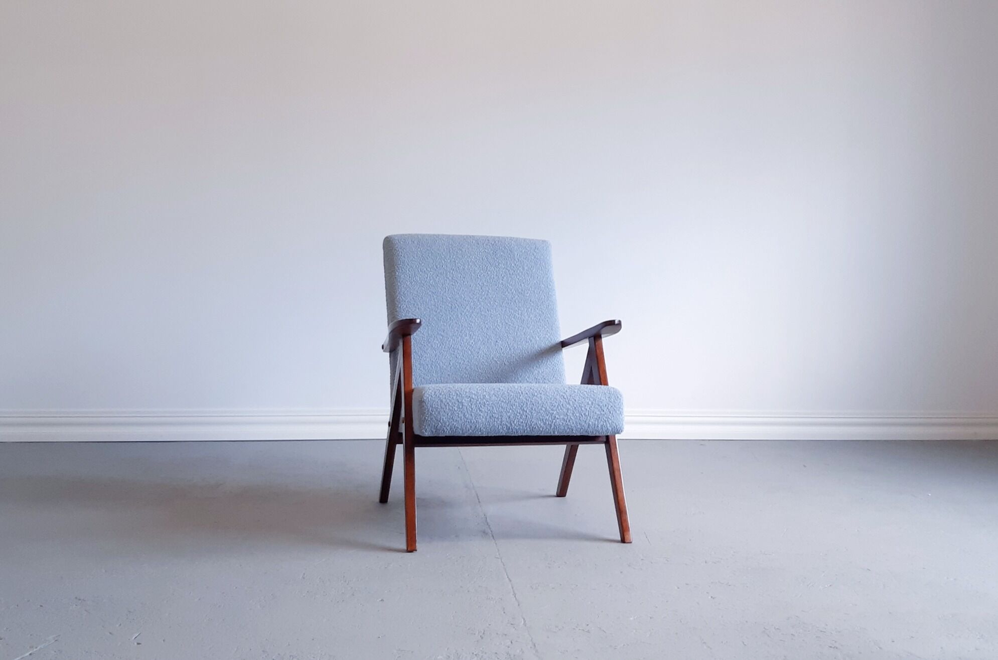 Mid century easy chair model b 310 var en boucle bleu clair