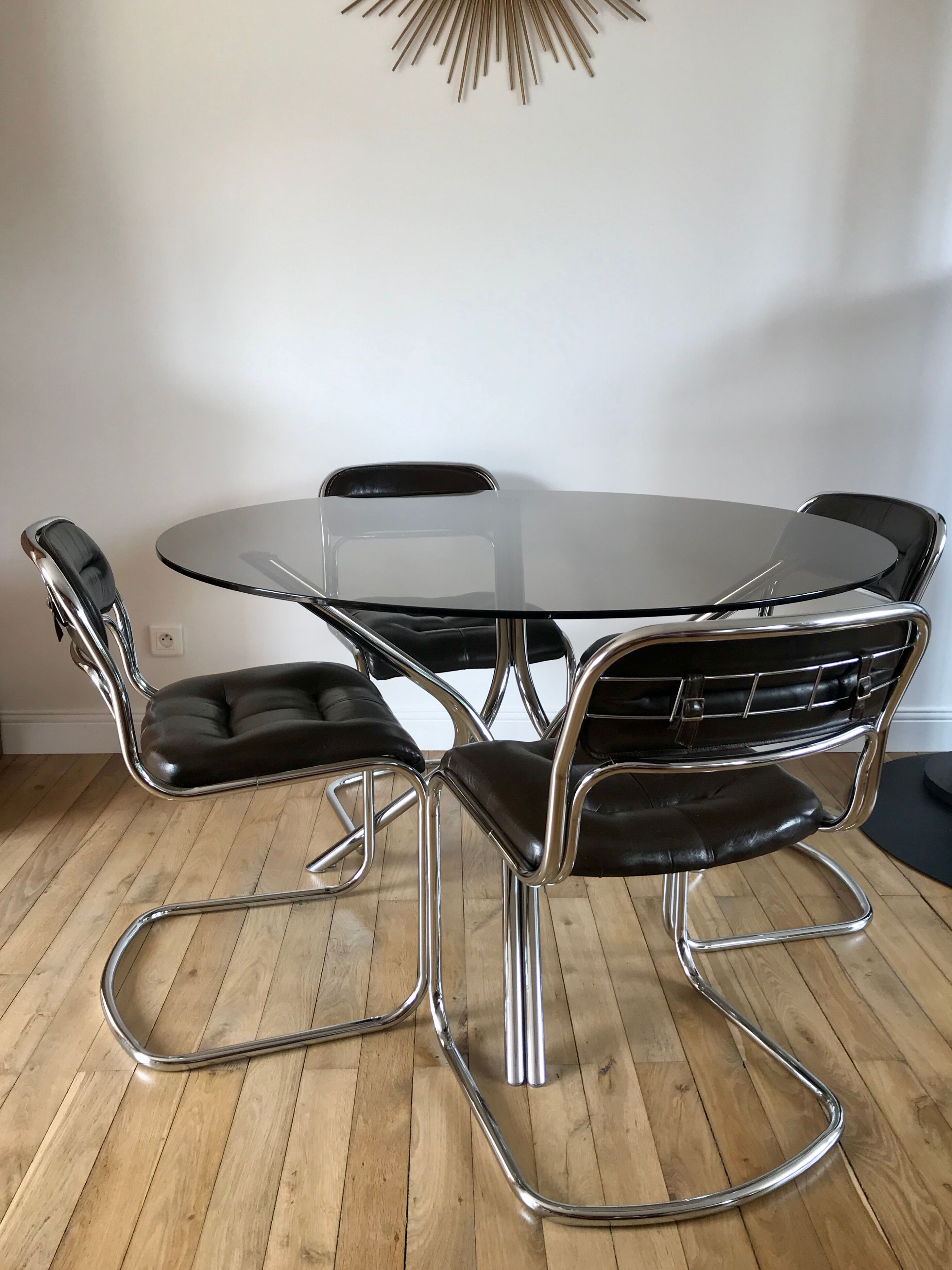 Set consisting of a table in chrome and smoked glass and its 4 tubular chairs in chrome and skaï a