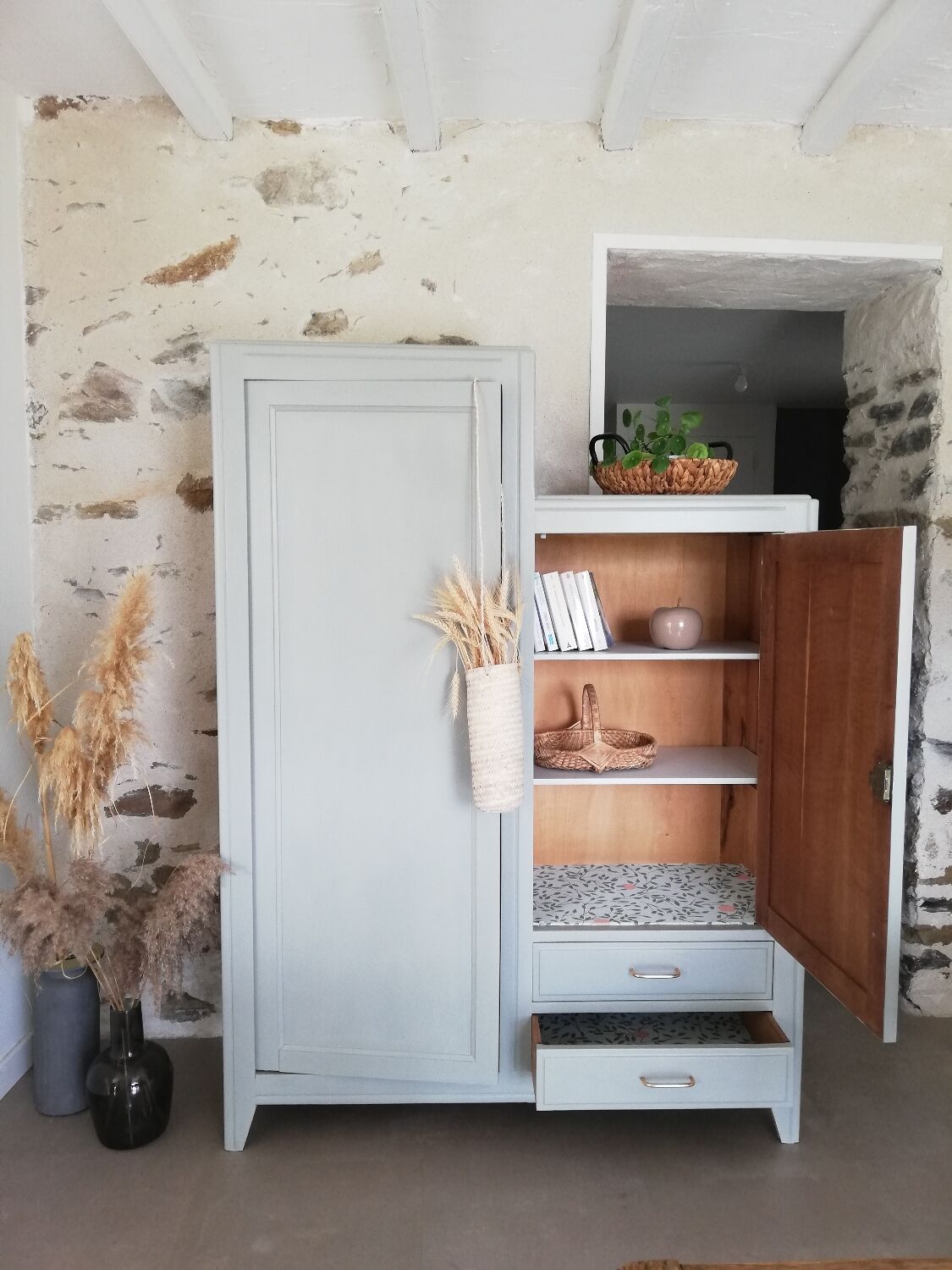 Asymmetrical cabinet
