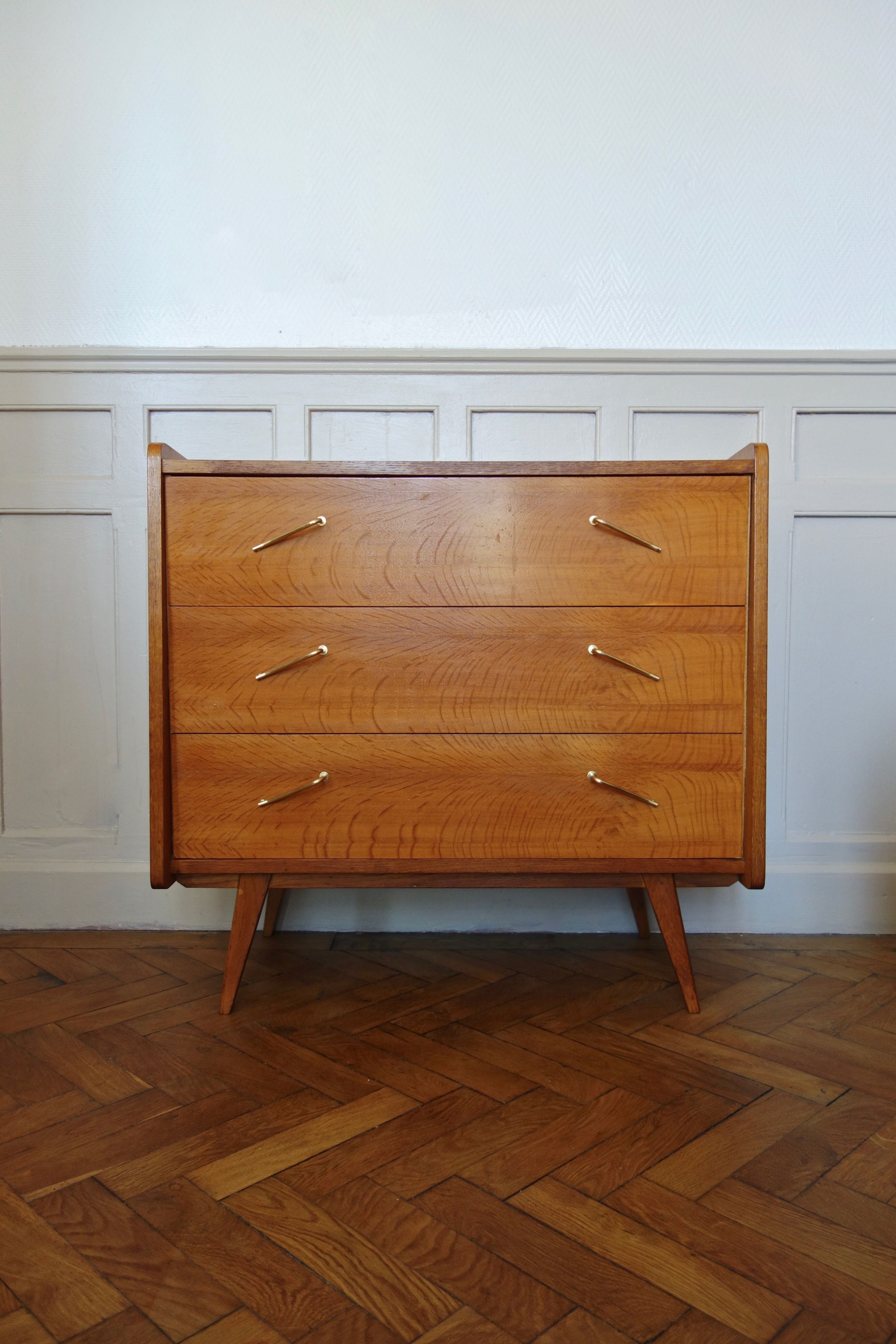 Chest of drawers in oak with compass feet of the 1950s