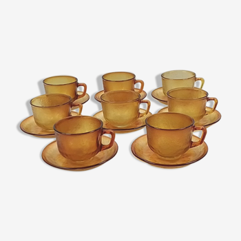 Lot de 8 tasses et sous-tasses en verre couleur ambre