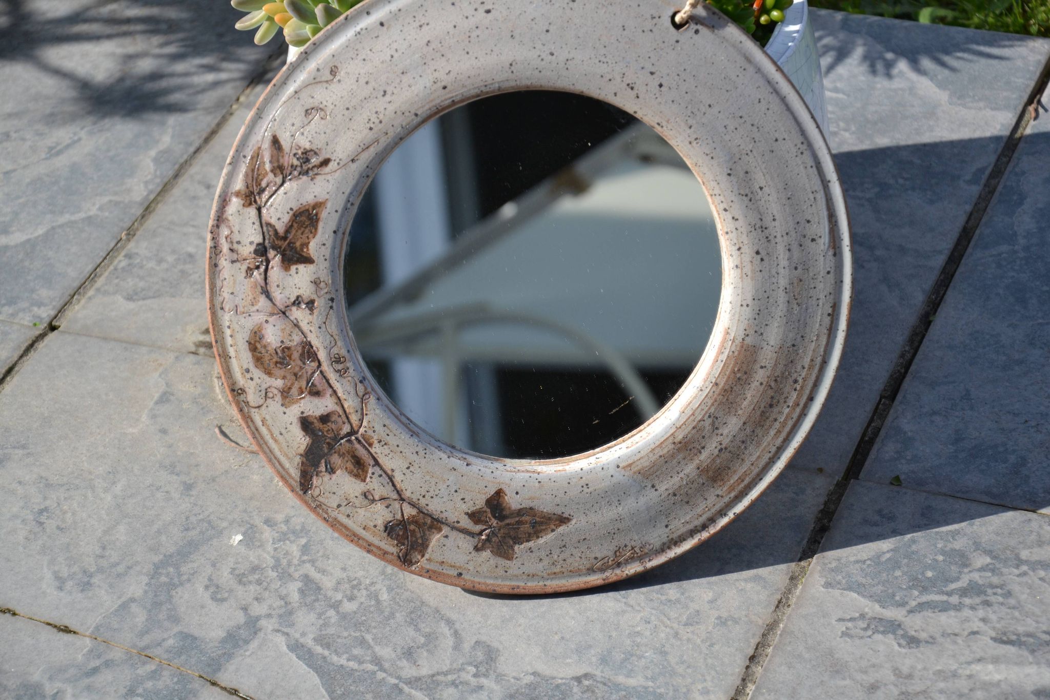 Miroir rond en céramique signé