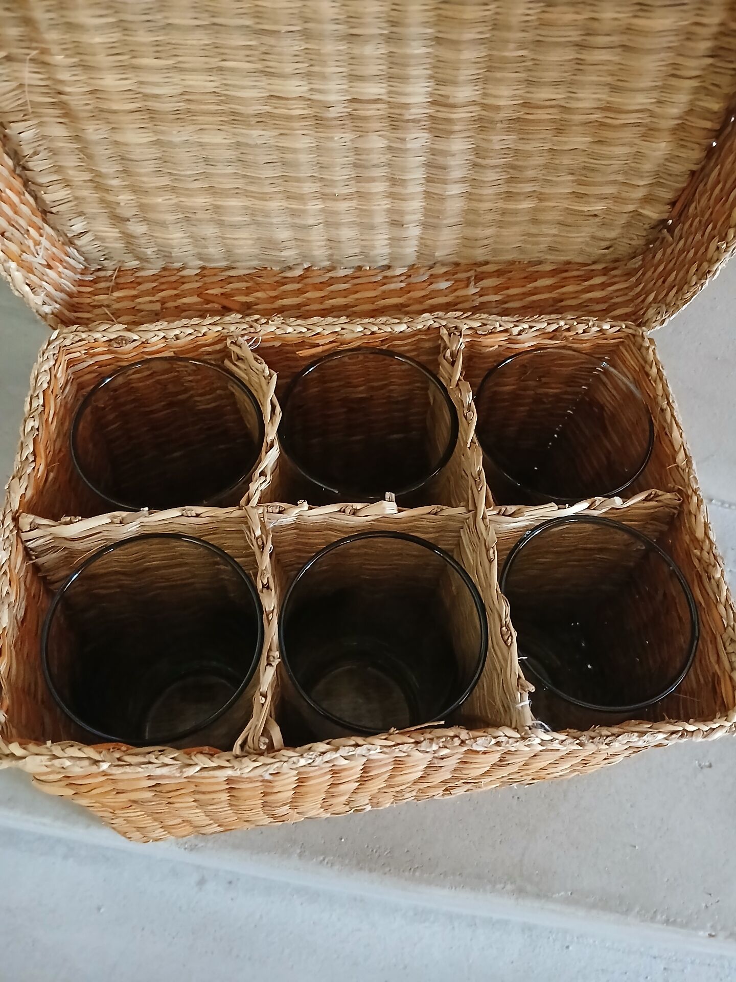 6 water glasses + basket